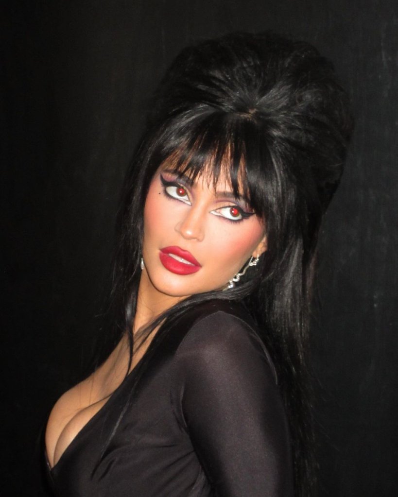 Kylie Jenner fantasiada de Elvira, Rainha das Trevas em outubro de 2022