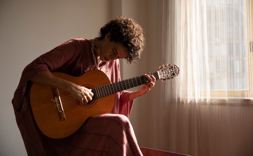 "Meu Nome é Gal" presta uma delicada homenagem à cantora brasileira