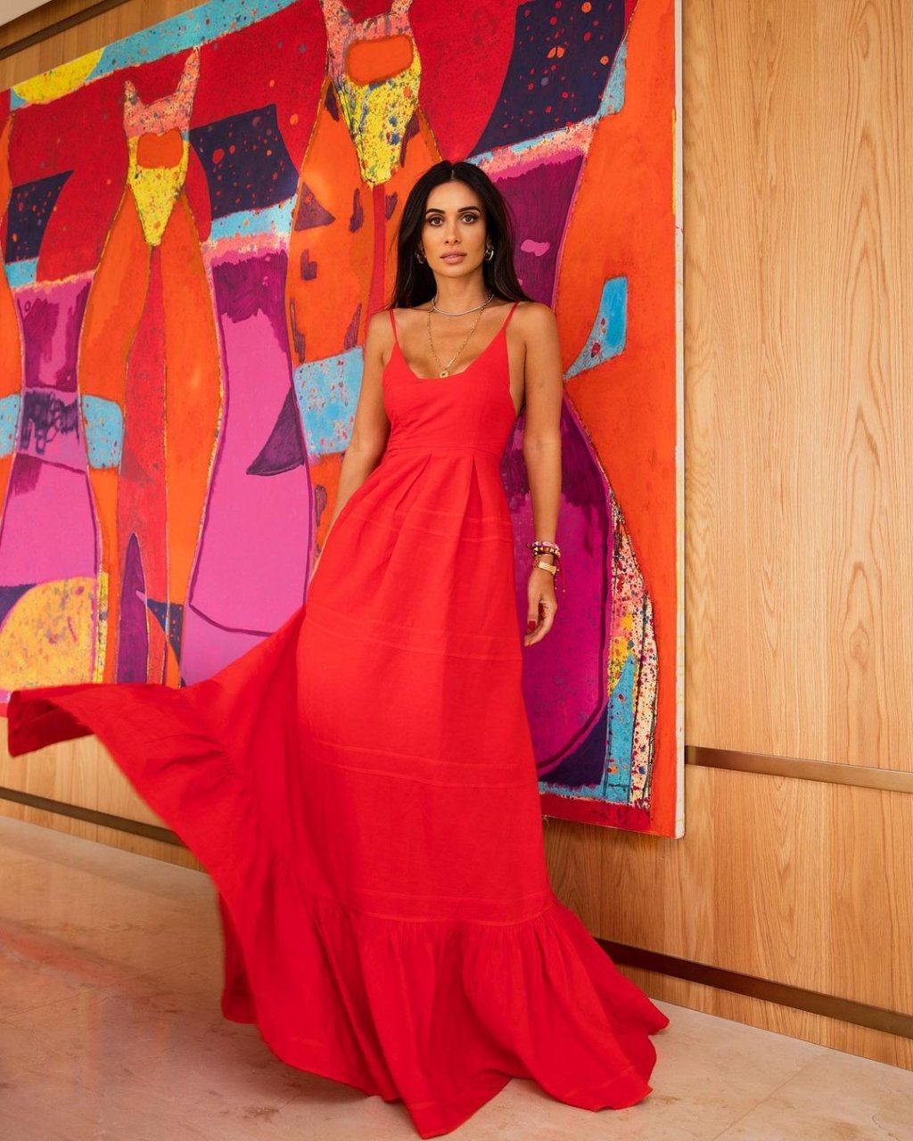 Silvia Braz usando vestido vermelho longo