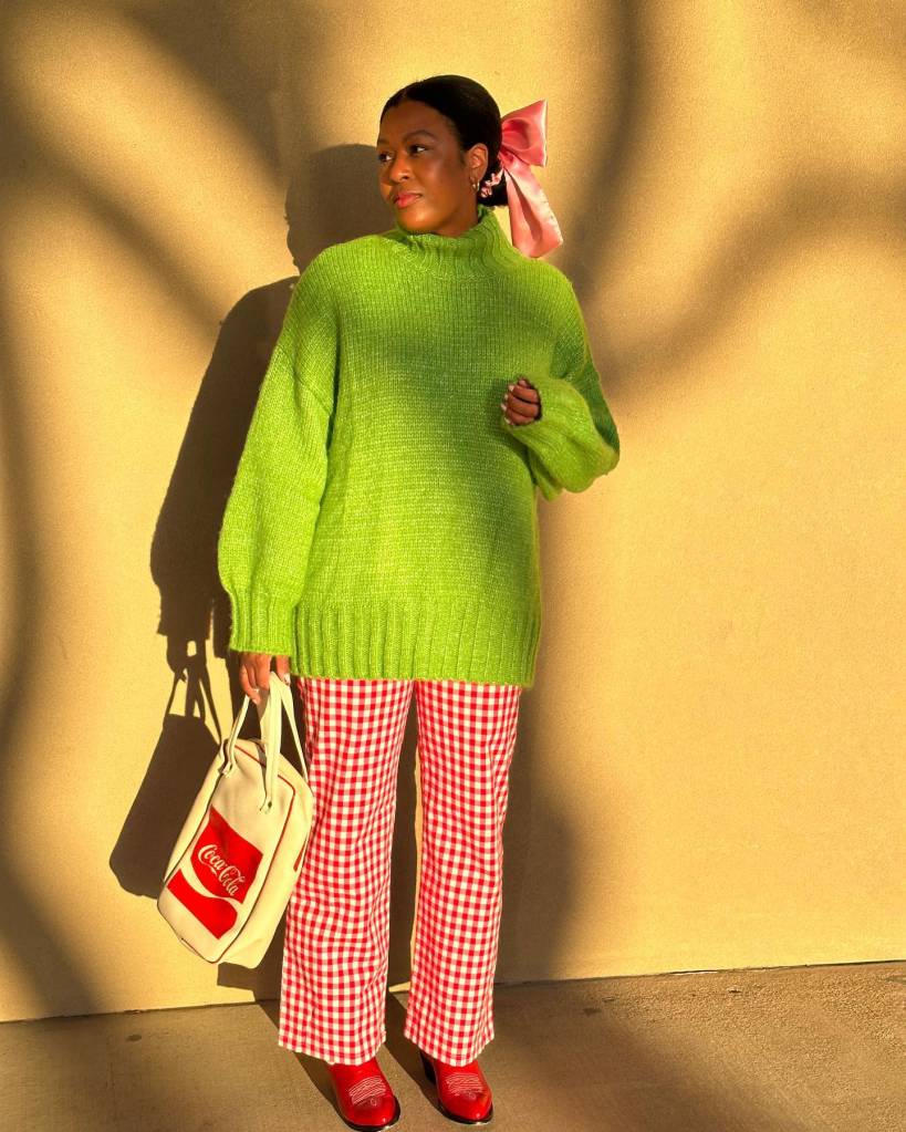 aaricanichole_laços (3) Mix de cores de sucesso com o sueter oversized verde, calça de vichy vermelha laço rosa de cetim