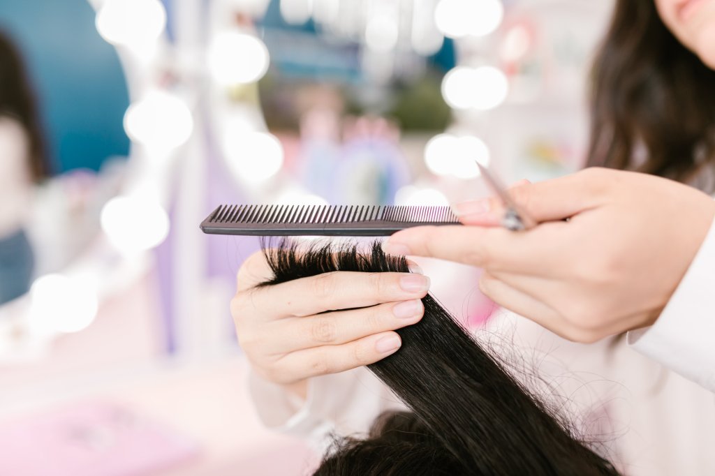 Pode parecer um mito de mãe, mas o corte frequente das pontas do cabelo - ou um corte regular - tem grande influência no crescimento saudável