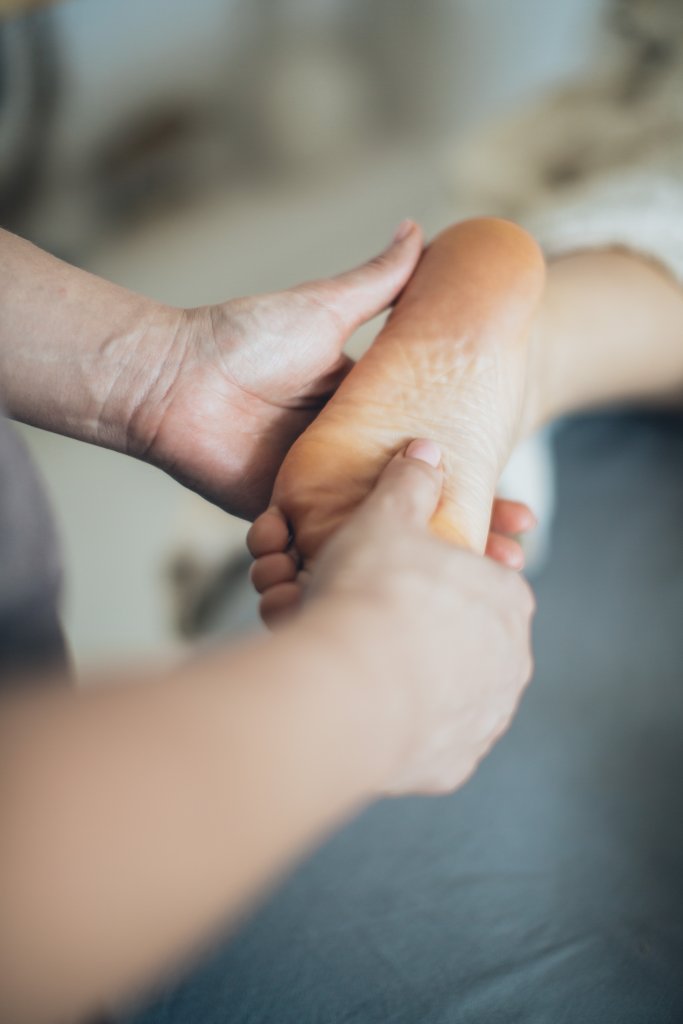 Especialista massageado os pés de um paciente
