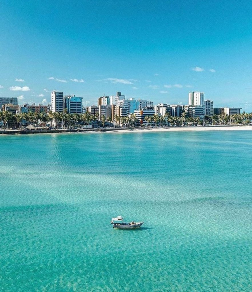A capital alagoana também oferece muitas belezas, como as praias de Ipioca e de Pratagi