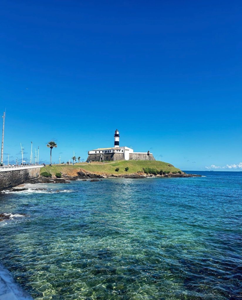 Salvador é considerada a capital da alegria e é famosa pelas praias, monumentos e boa gastronomia