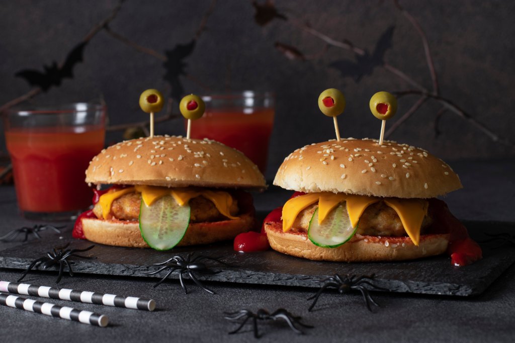 mini-hamburguer-alienigena-Halloween-comidas-aperitivos-criativos Mini-hambúrgueres alienígenas