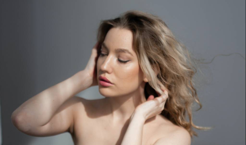mulheres-machismo Mulher passando a mão no cabelo