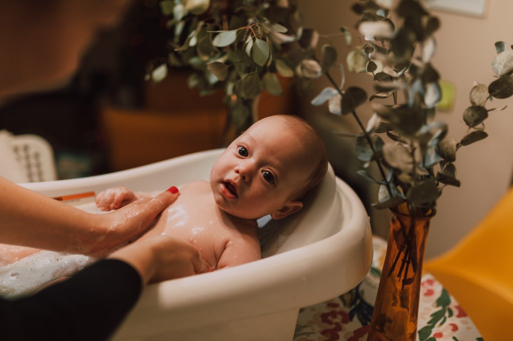 como cuidar da pele do bebê - temperatura do banho