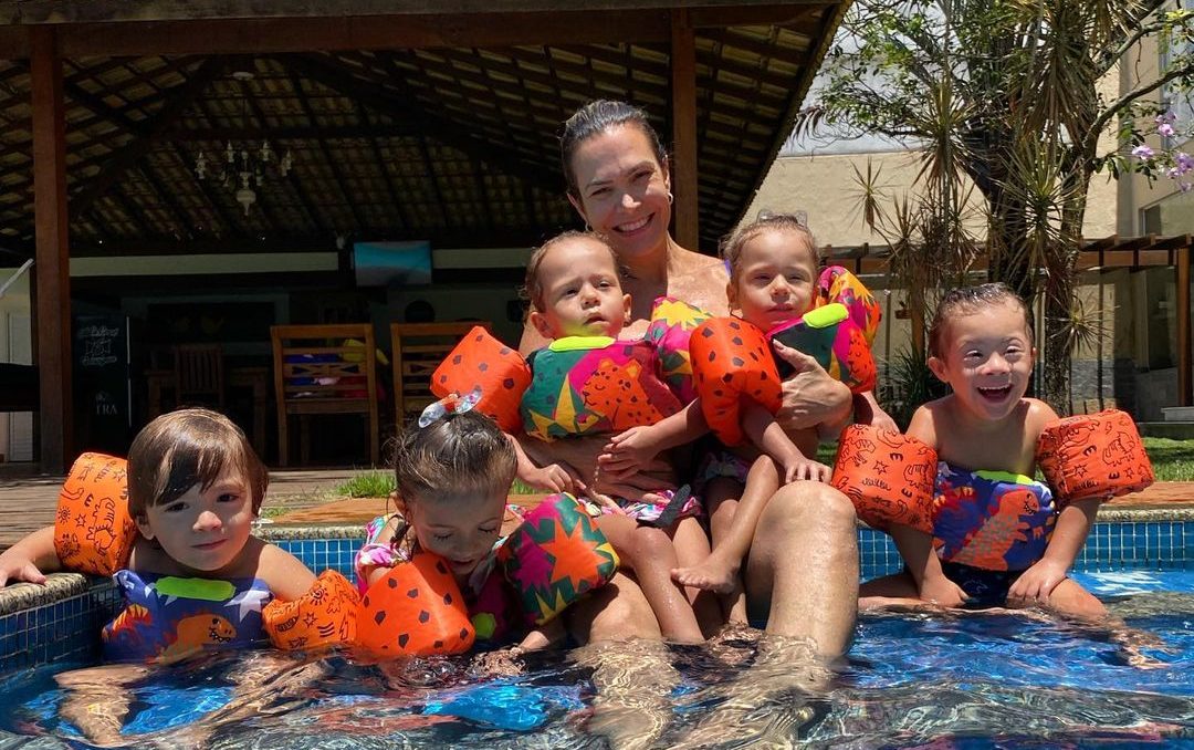 Mariana Mazzelli e seus cinco filhos