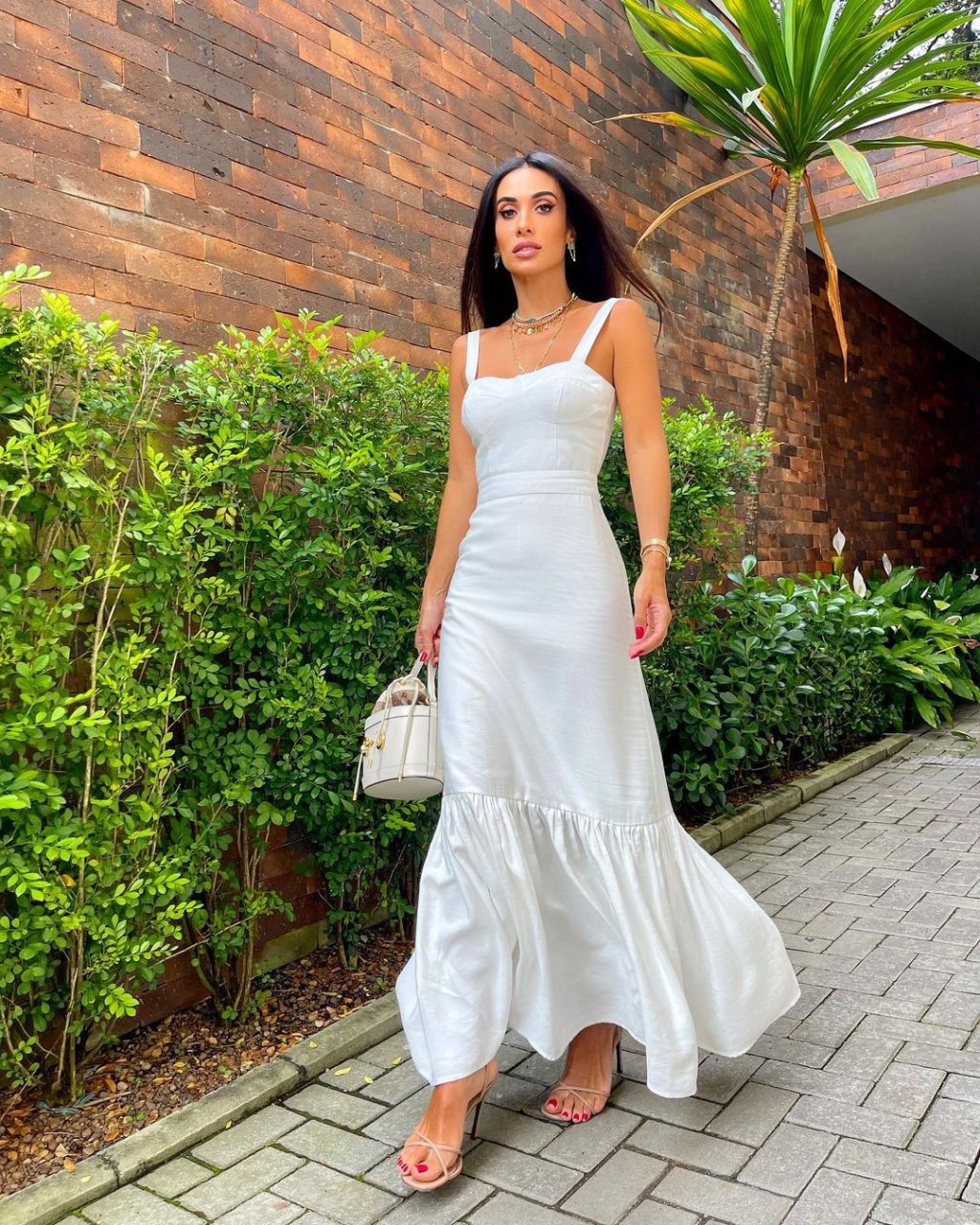 Silvia Braz usando vestido branco longo
