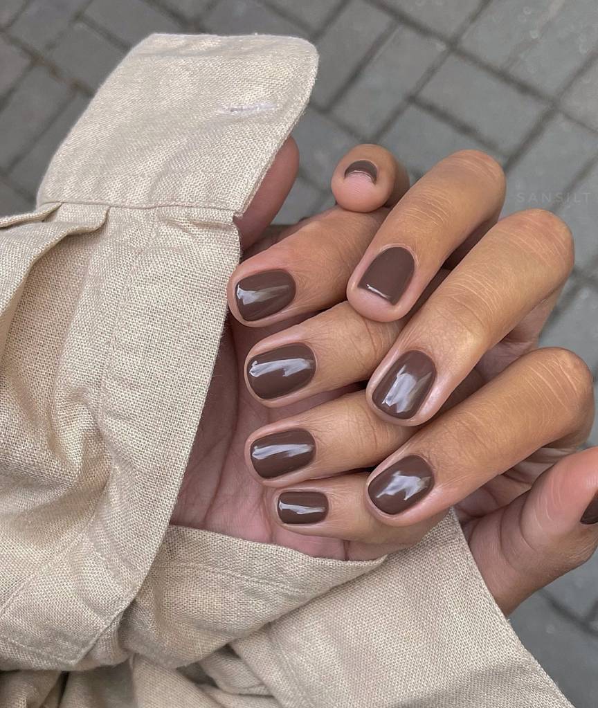 Unhas café com leite são perfeitas para as mais básicas