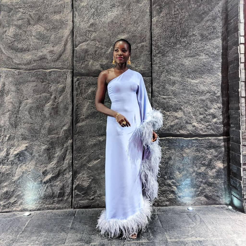 Lupita-Nyong’o-plumas-cores-tendência-2024 Lupita Nyong'o