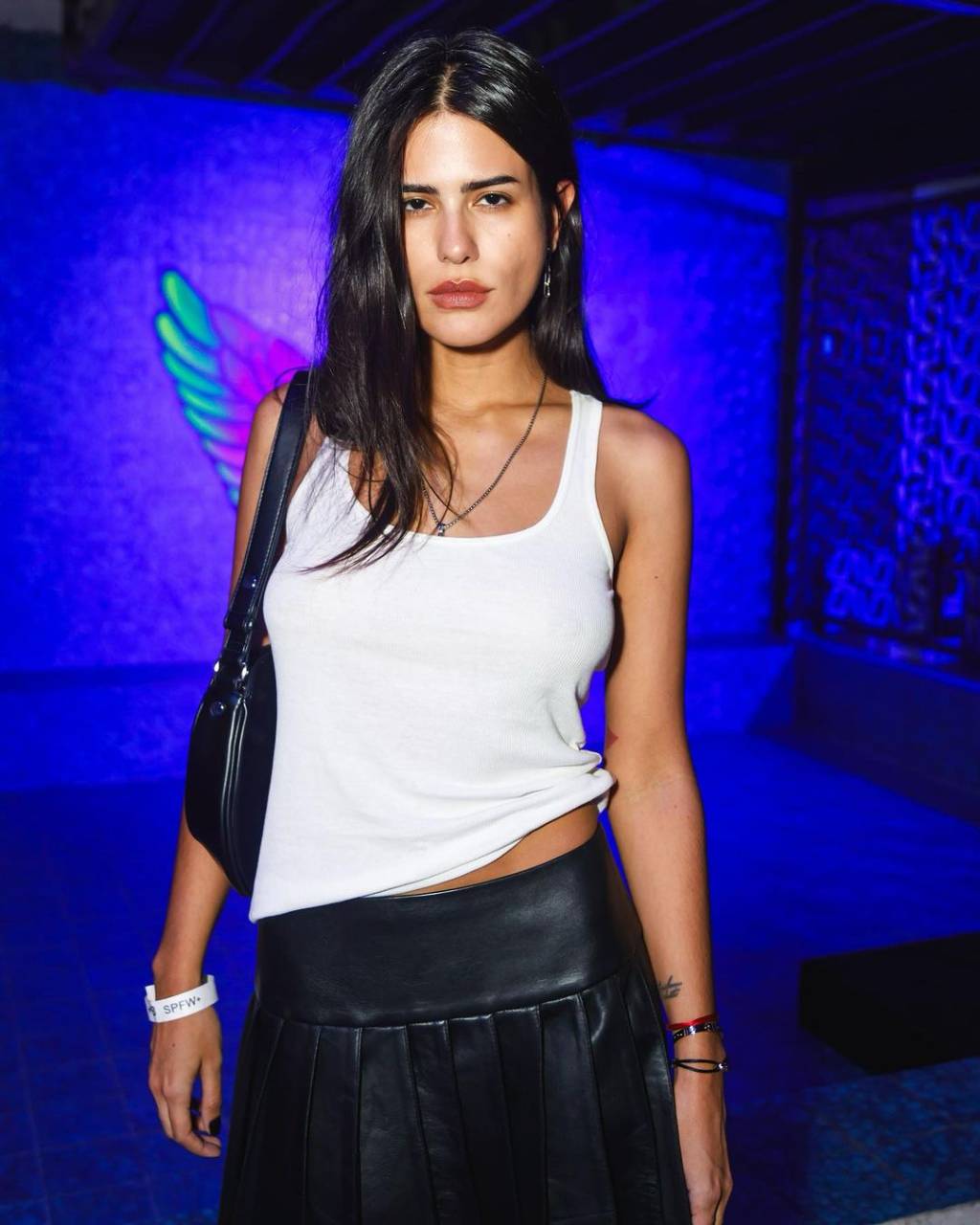 antonia-filha-gloria-pires Anttónia, filha de Gloria Pires, na SPFW, usando regata e saia midi preta