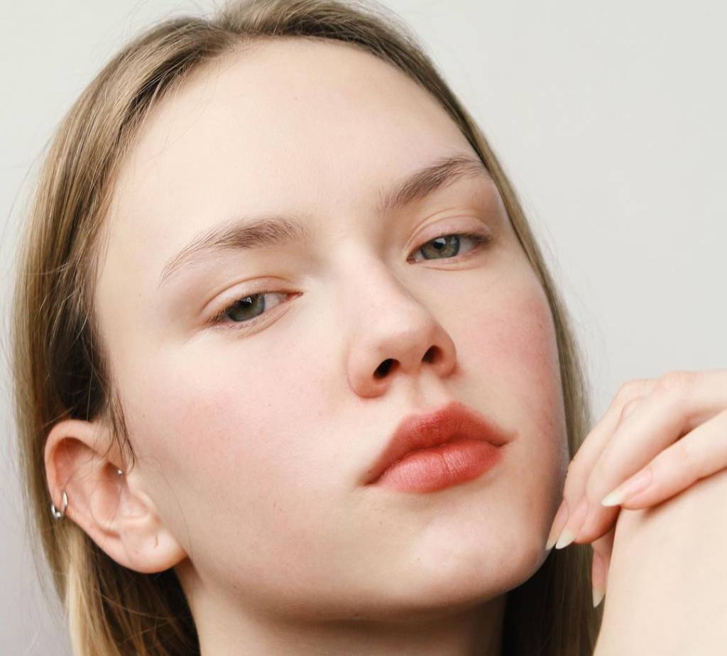 beleza Modelo com maquiagem clean