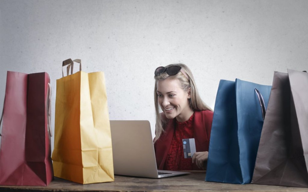 Cuidado com as ofertas: Procon divulga lista com lojas online não