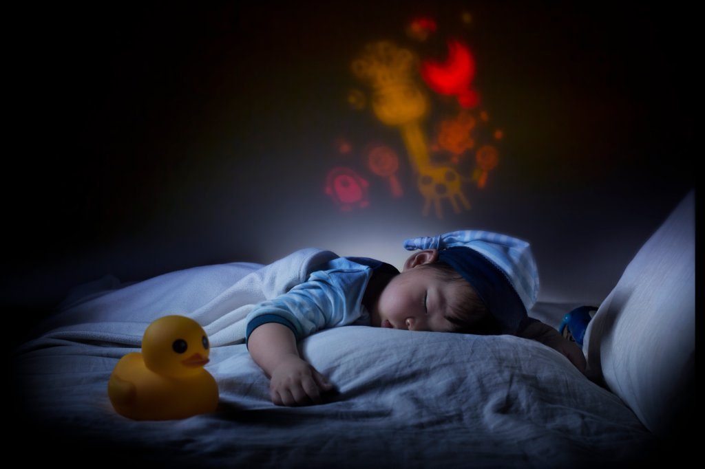 Criança dormindo em um quarto de ambientação azul