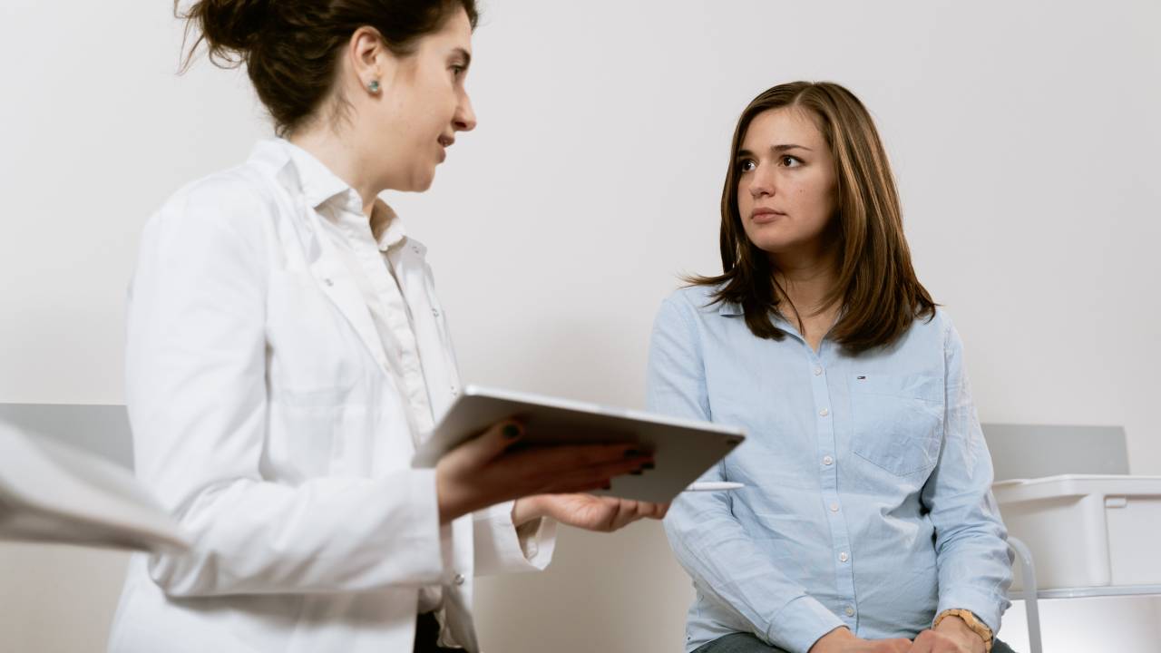 Médica ginecológica e paciente