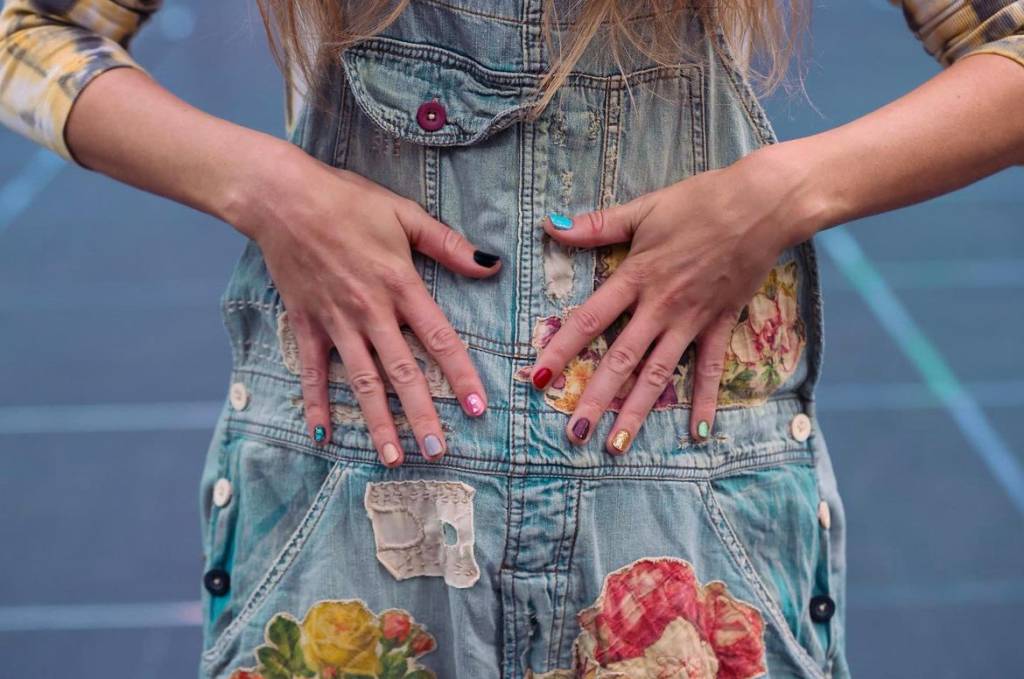 nail-art-mismatched-nails-3 Taylor Swift mostrou seus mais de 10 anos de carreira com as mismatched nails