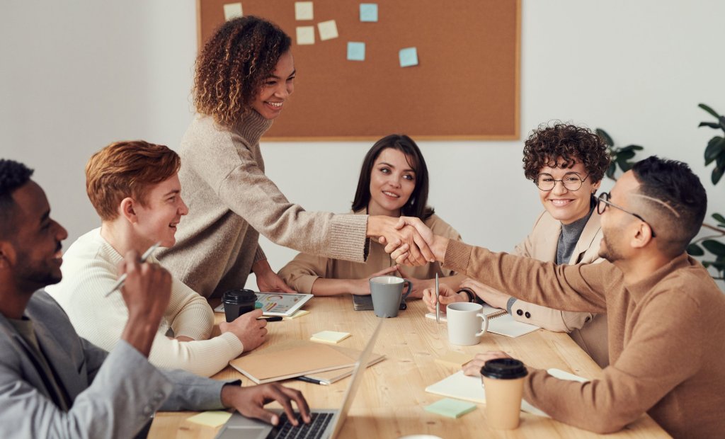 pexels-fauxels-3184291-fotor-20231107124623 Saber se comunicar com o time e ser resiliente são soft skills bem vistas para grande parte dos recrutadores