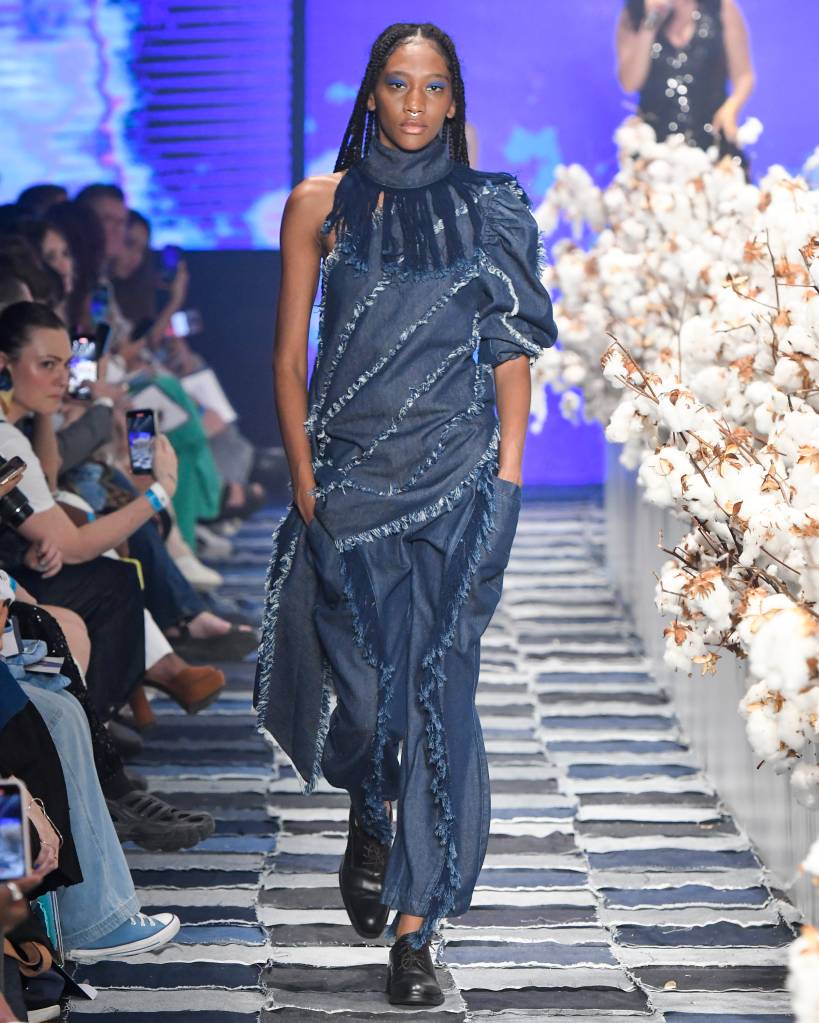 Sou AlgodaoSPFW N56 Foto: Ze Takahashi/ @agfotosite A Sou de Algodão inovou com sua homenagem aos 150 anos do denim