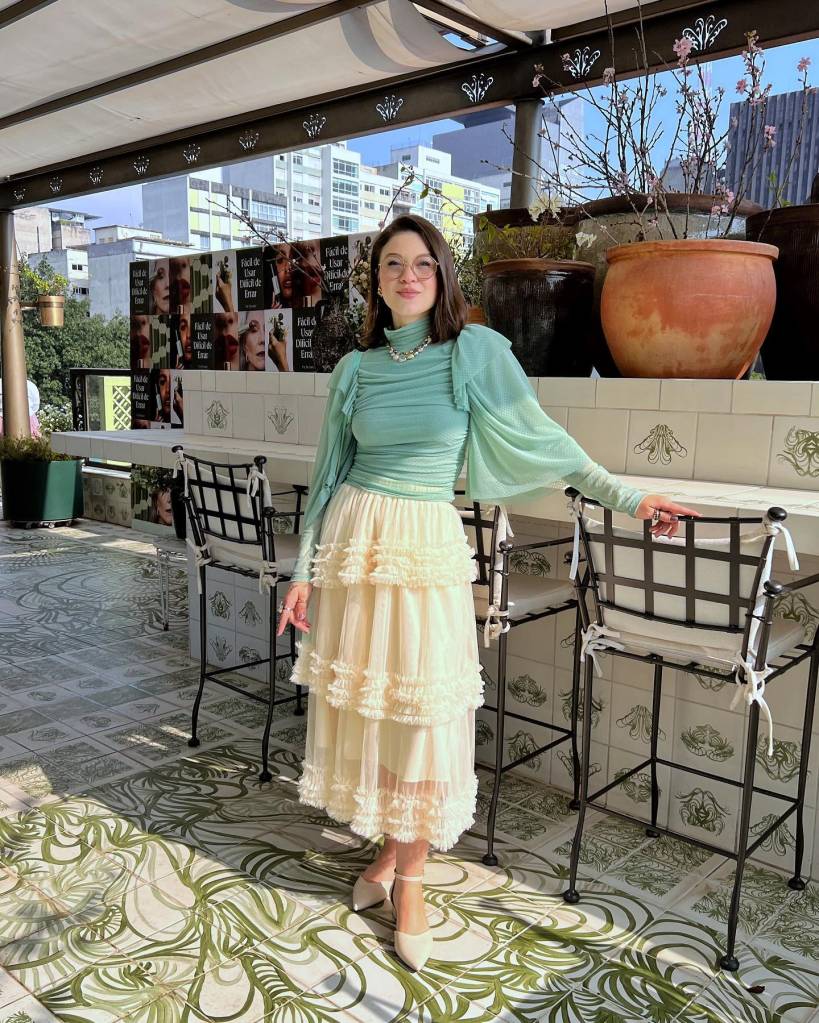 tom-pastel-look-corporativo-6 Saia amarela pálida se passa por creme e orna com a blusa de tule verde