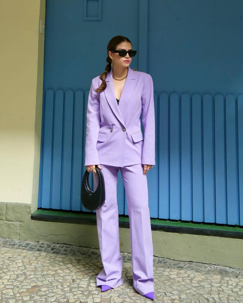 tom-pastel-look-corporativo O conjunto lavanda vai bem com acessórios pretos