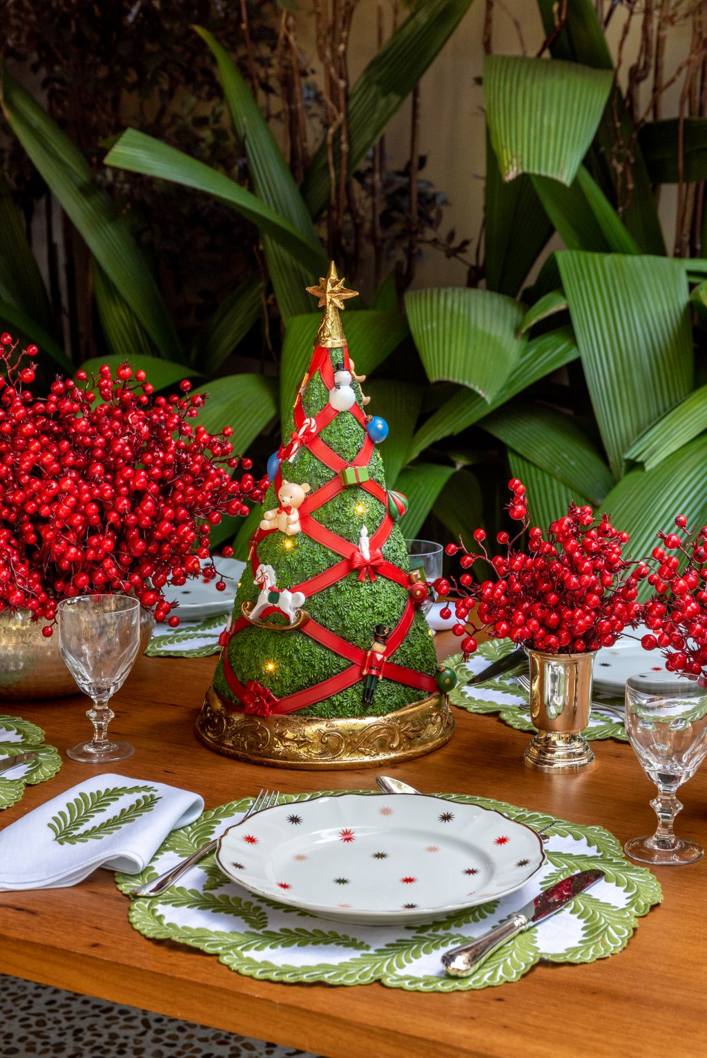 Pequenas árvores de Natal trazem um toque mágico à mesa posta de Natal