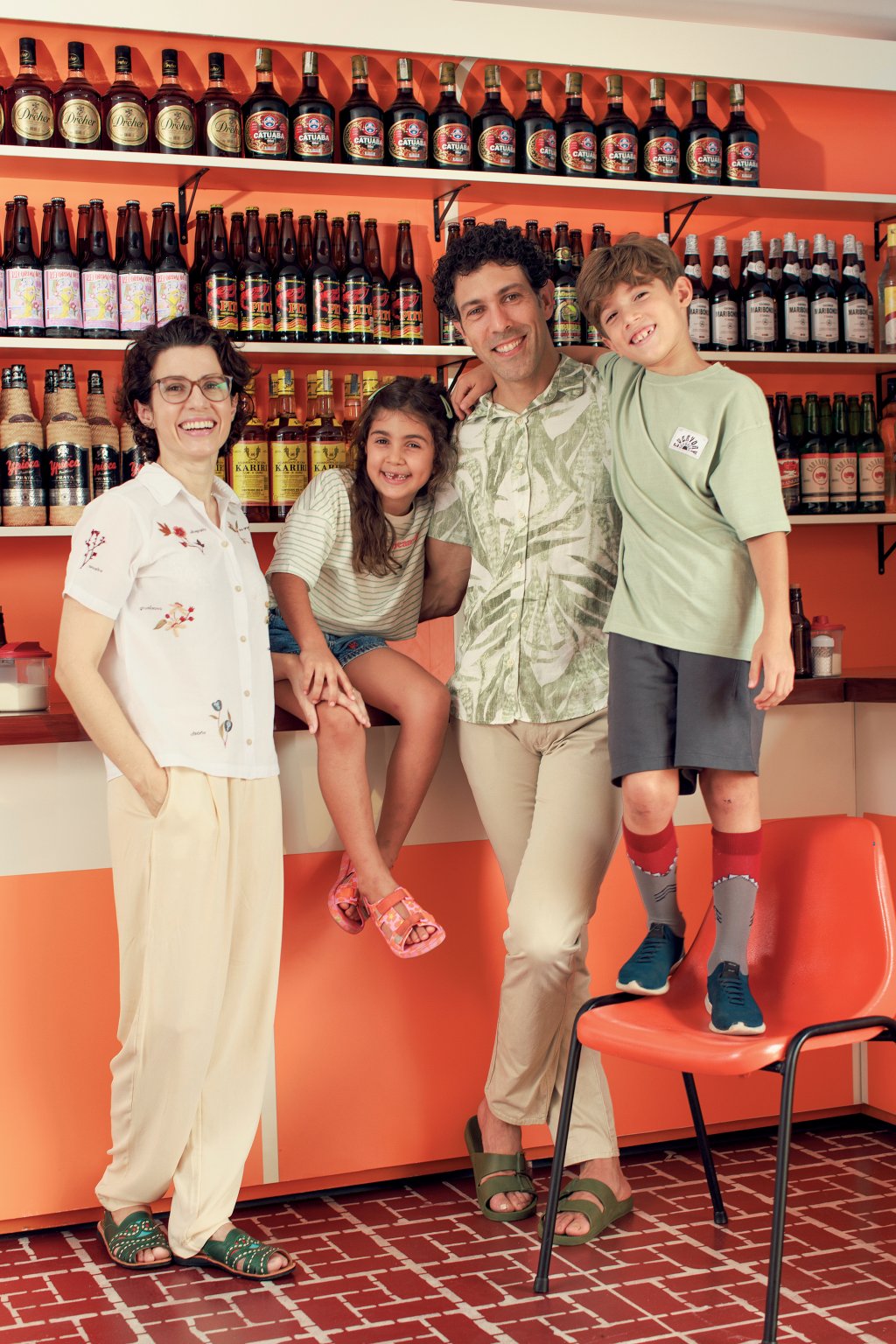 Adriana Salay com os filhos, Alice e Pedro, e o marido, o chef Rodrigo Oliveira, no Mocotó