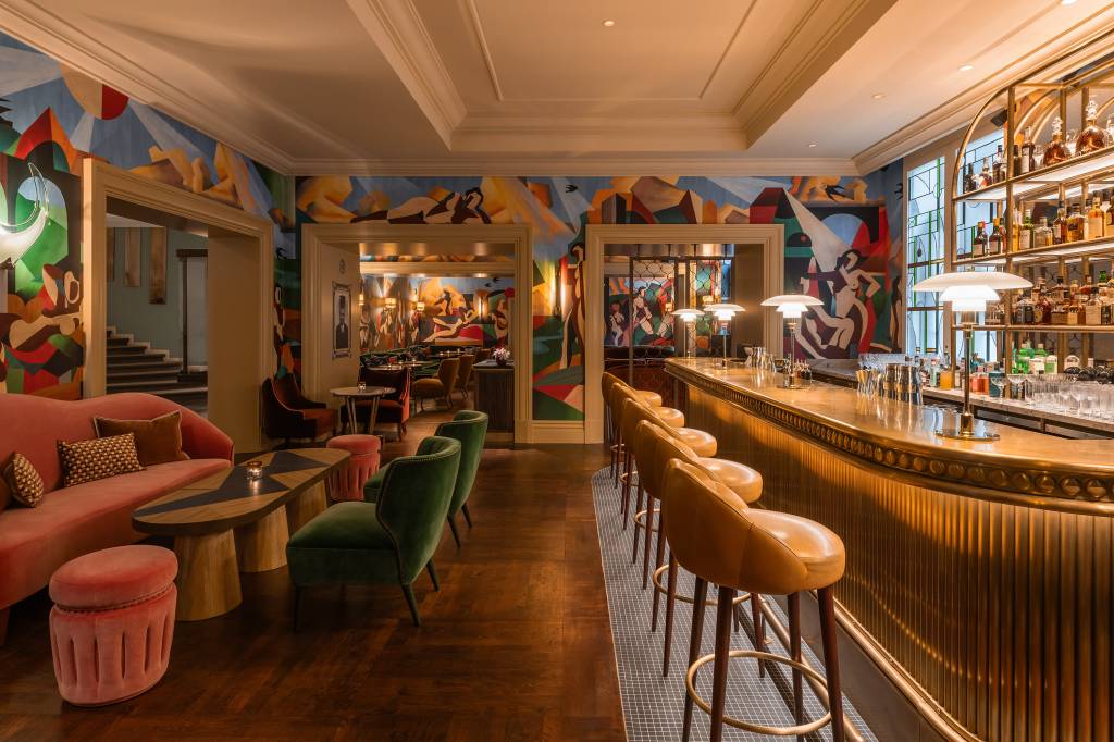 Bar em Bruxelas é inspirado no surrealismo de René Magritte