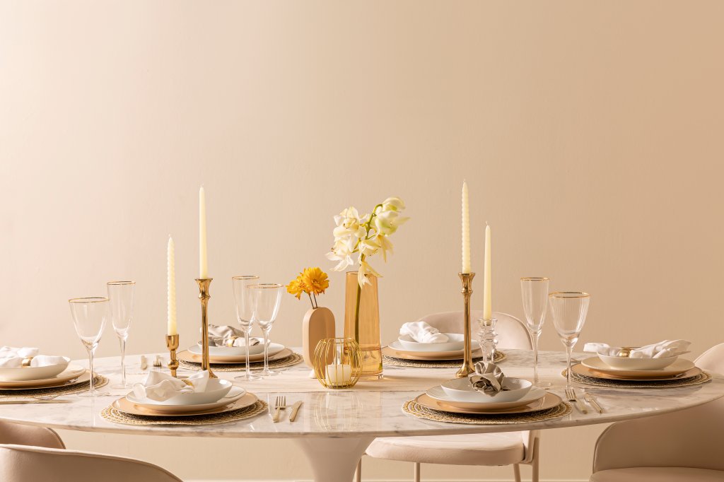 Trazer diferentes texturas à mesa deixa uma mesa clássica mais elegante
