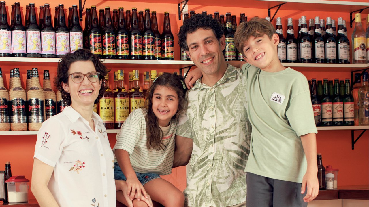 Adriana Salay com os filhos, Alice e Pedro, e o marido, o chef Rodrigo Oliveira, no Mocotó