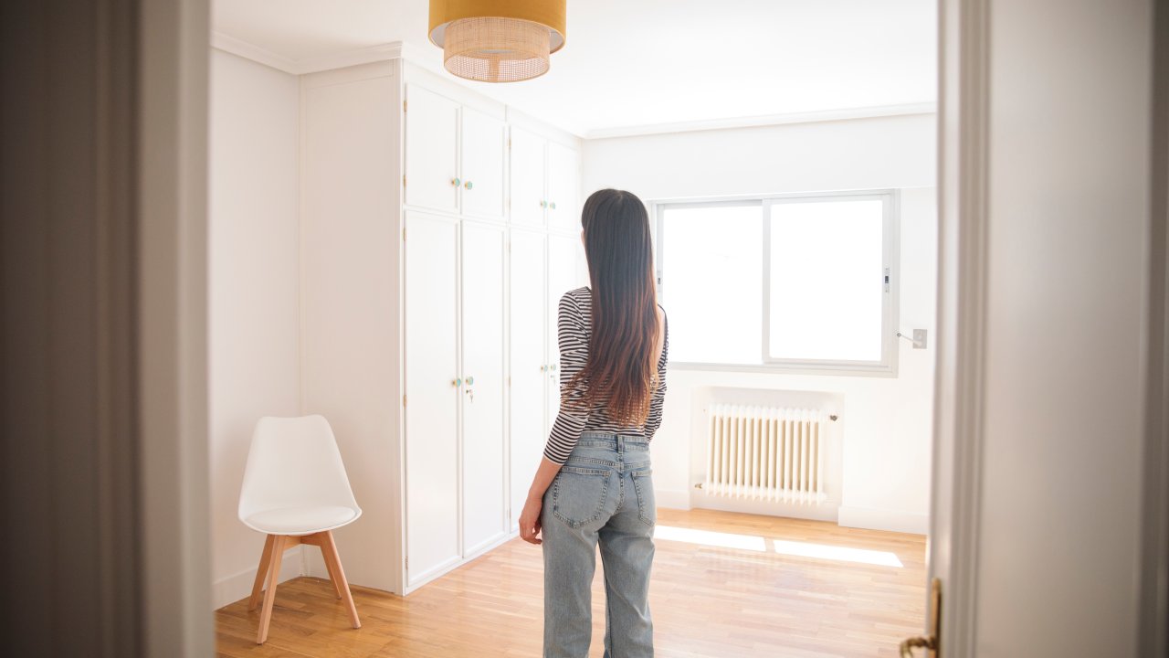 Vida de solteira: entre encontros, contas gigantes e apartamentos vazios