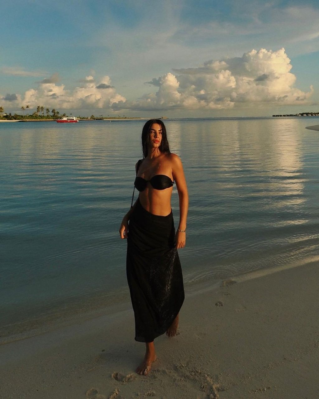 Gabriela Versiani de biquíni na praia