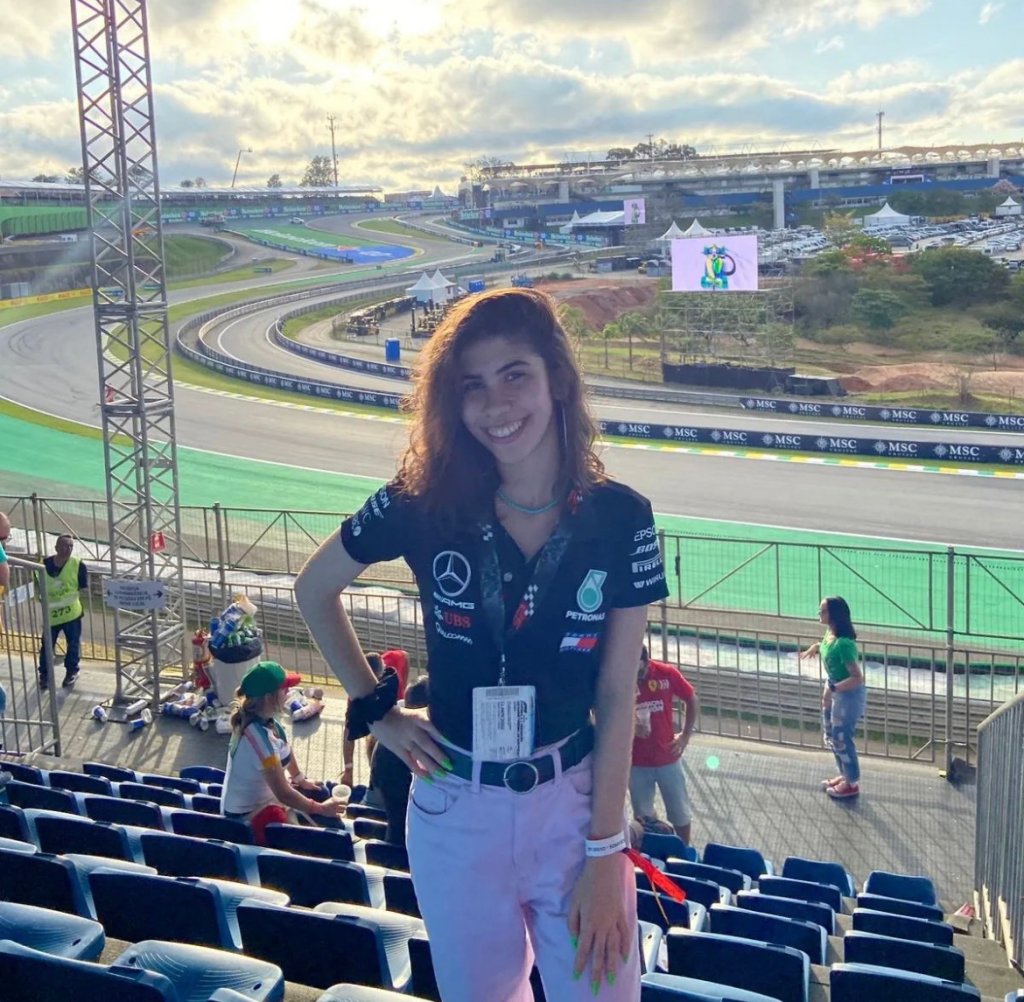 Júlia Arruda fazedo cobertura com o BNP do GP de 2022 no Autódromo de Interlagos