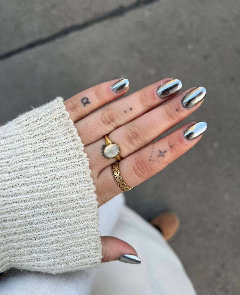 inspirações-nail-art-ano-novo-6 Vamos começar dentro das tendências! A unhas metalizadas te garantem um look elegante