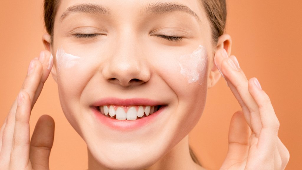 A hidratação certa para cada tipo de pele pode garantir uma textura aveludada