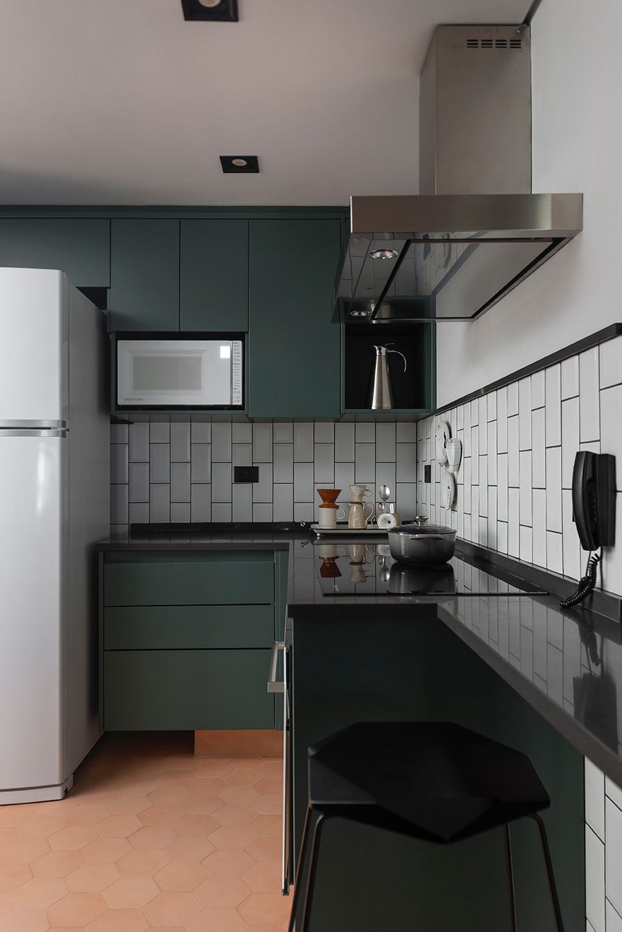 Projetado num cantinho da cozinha, esse espaço do café é uma boa ideia para lares pequenos