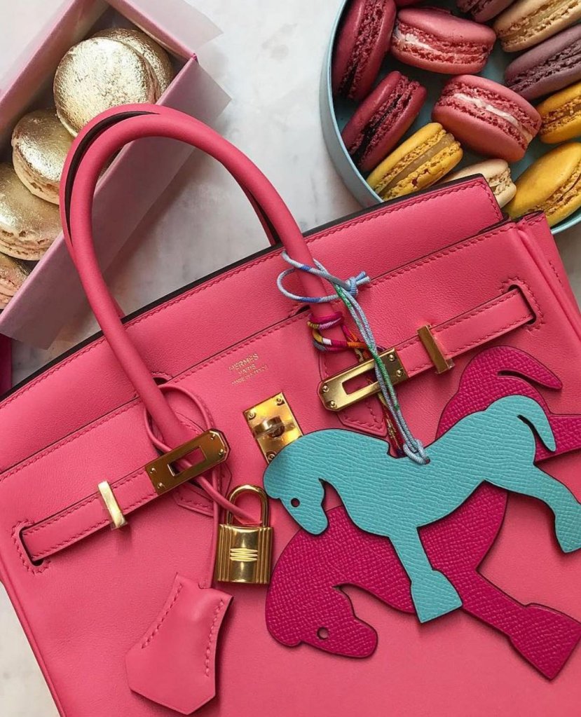 Bolsa pink com pingentes de cavalo