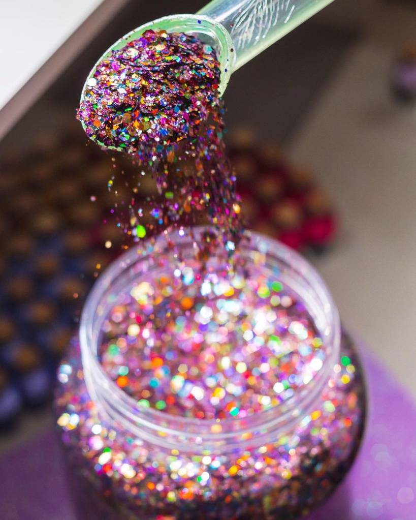 Glitters-sustentáveis-opções-biodegradáveis-para-makes-de-Carnaval Glitter biodegradável da Contém Glitter