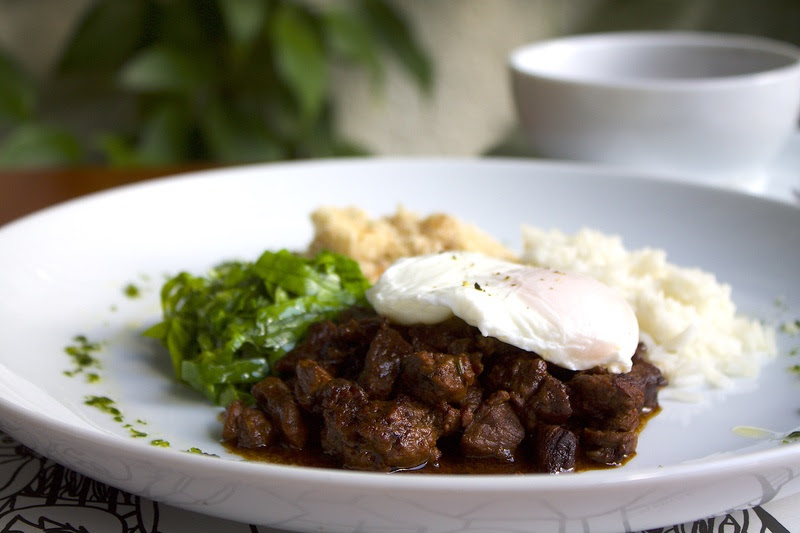 NOU: Picadinho de carne com farofa de banana, couve, arroz e ovo poché NOU: Picadinho de carne com farofa de banana, couve, arroz e ovo poché