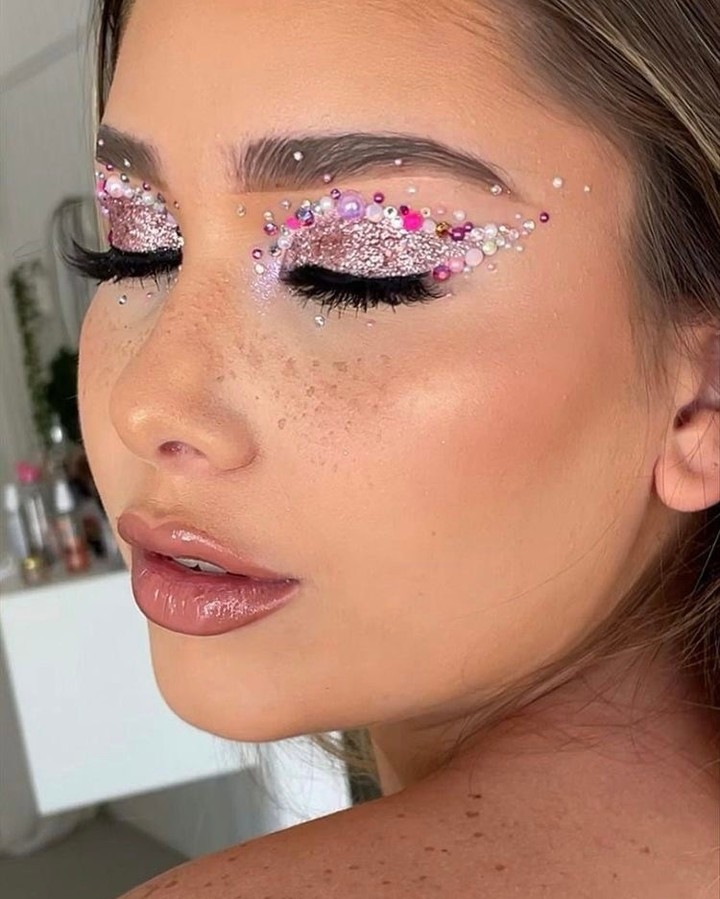 Removendo-glitter-dos-olhos-dicas-make-Carnaval-pedrinhas-strass