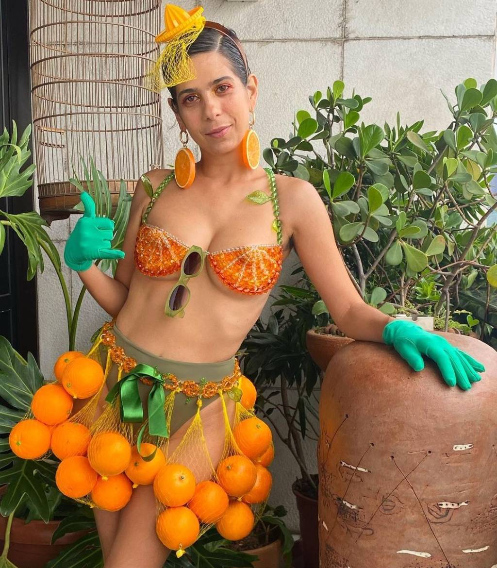 cropped-com-pedraria Mulher usando top com pedraria