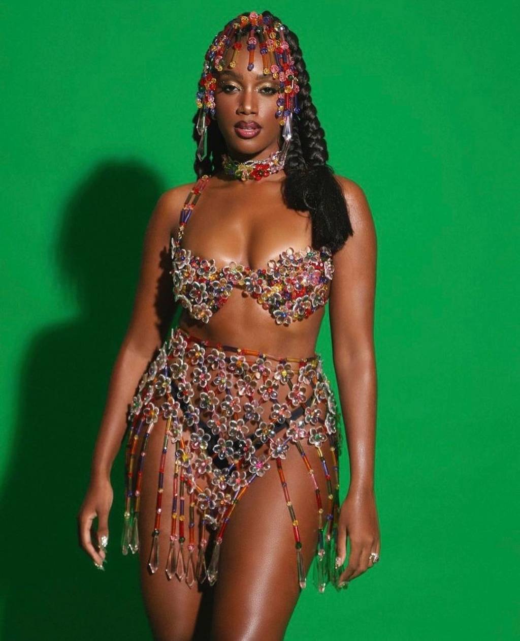 look-para-carnaval Iza usando top com pedraria