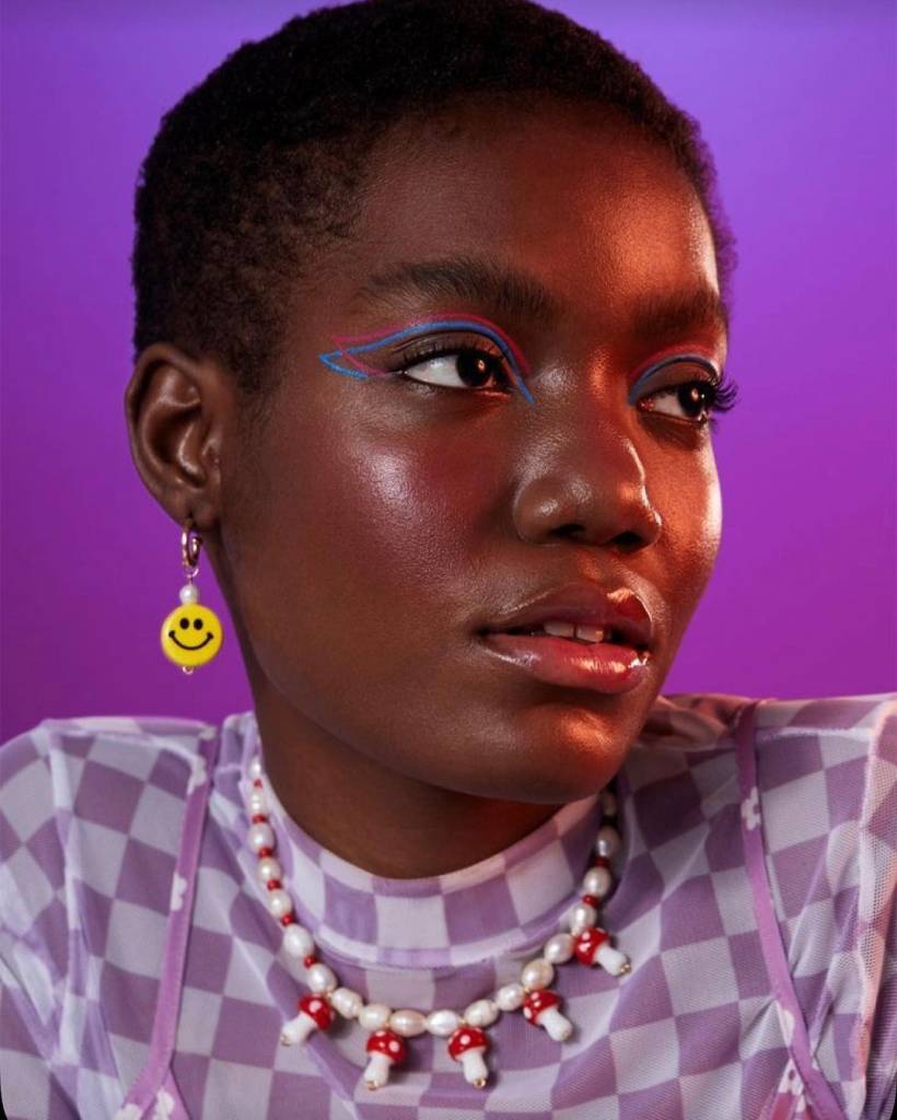 make-blindada-para-o-Carnaval-produtos-com-maior-durabilidade Mulher com maquiagem blindada e delineado gráfico e colorido