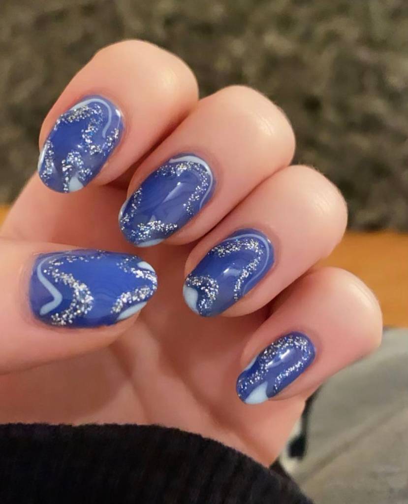 nail-art-com-brilho-carnaval-4 O azul está de volta aos holofotes, e é uma opção perfeita para o Carnaval