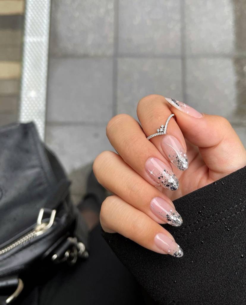 nail-art-com-brilho-carnaval-5 A francesinha ianda pode ser uma opção com brilhos no Carnaval