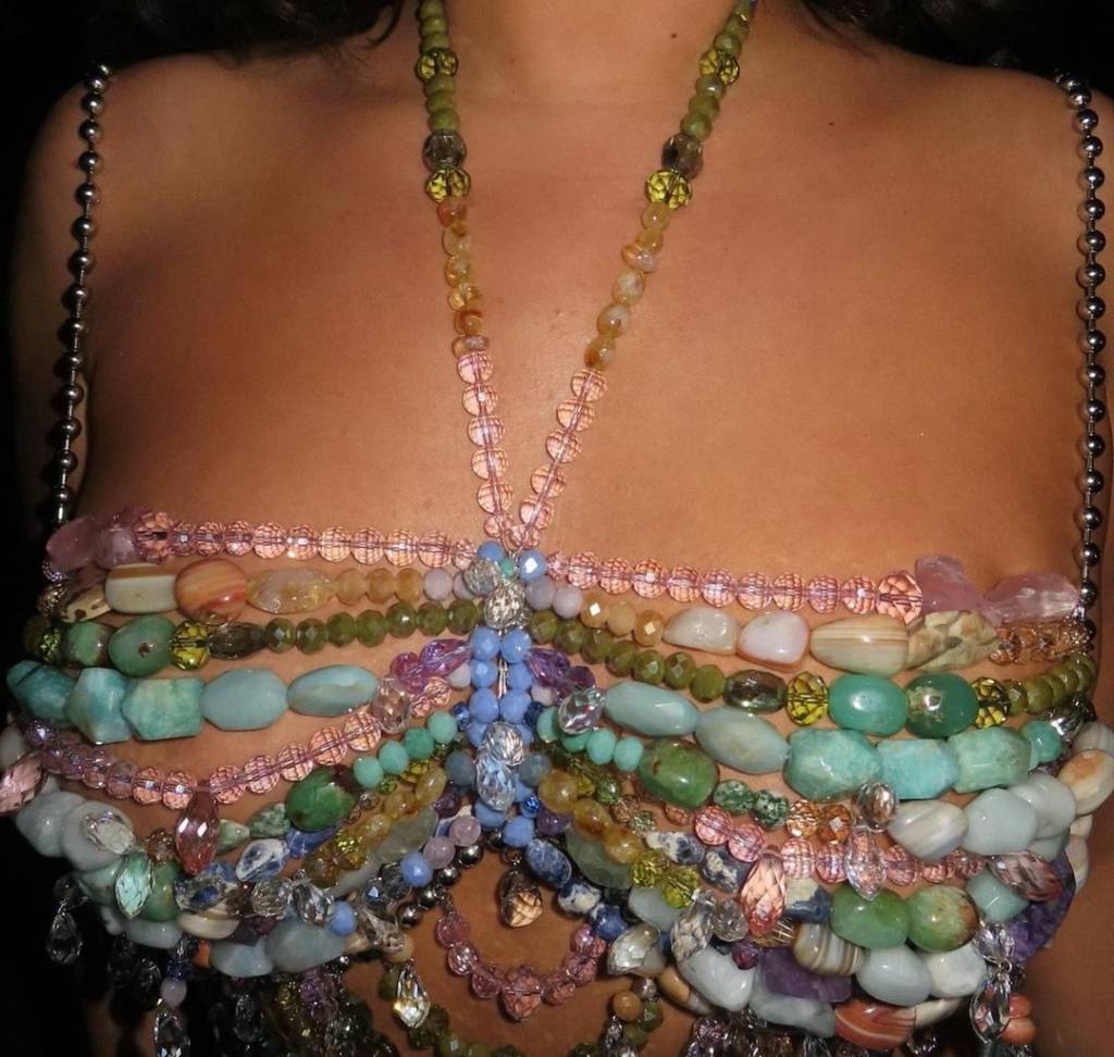 top-com-pedras-para-carnaval Mulher usando top com pedraria