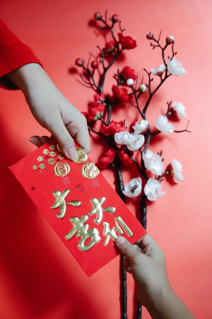 Pessoas trocando cartões durante o Ano Novo chinês