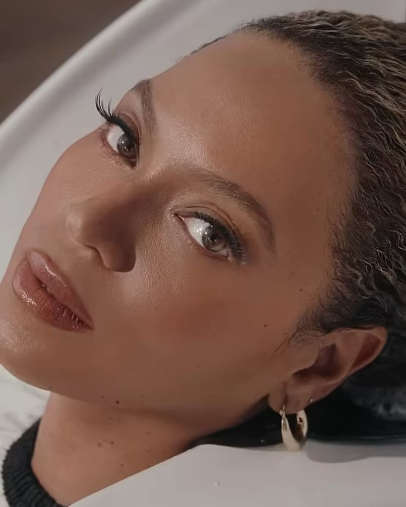 Beyoncé na propaganda de Cécred, sua linha de produtos capilares