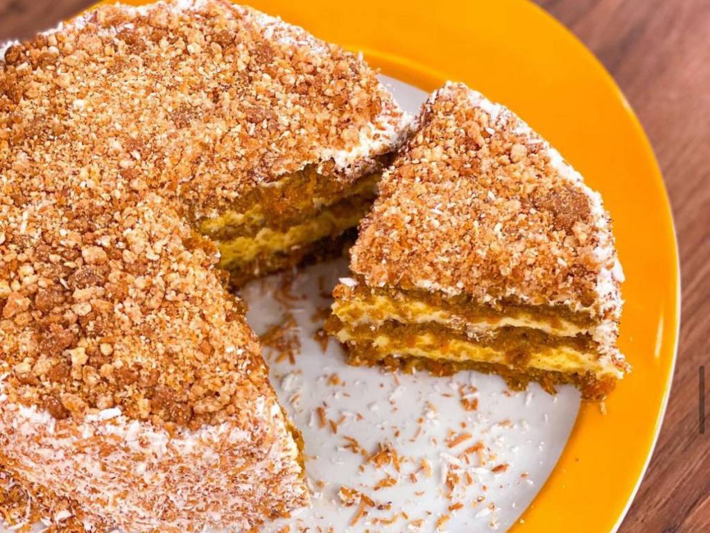 Carrot Cake à brasileira: aprenda a fazer um bolo de cenoura com coco