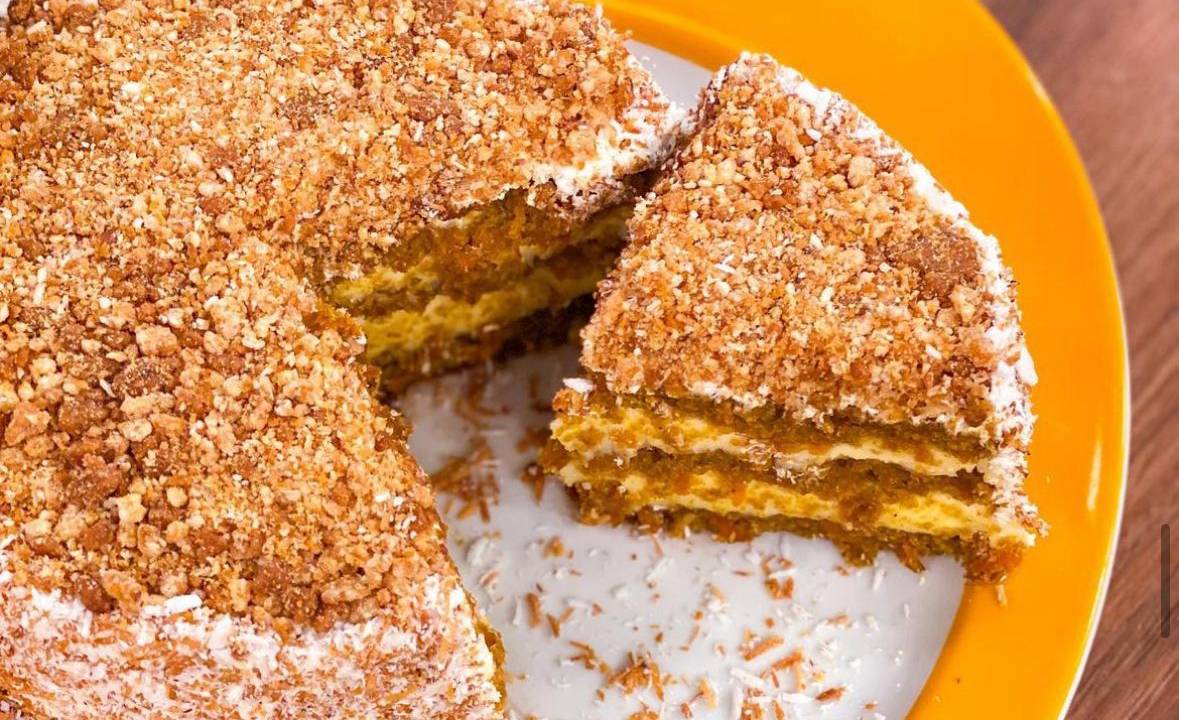 Bolo de cenoura com coco ralado, receita da confeitaria Zucker